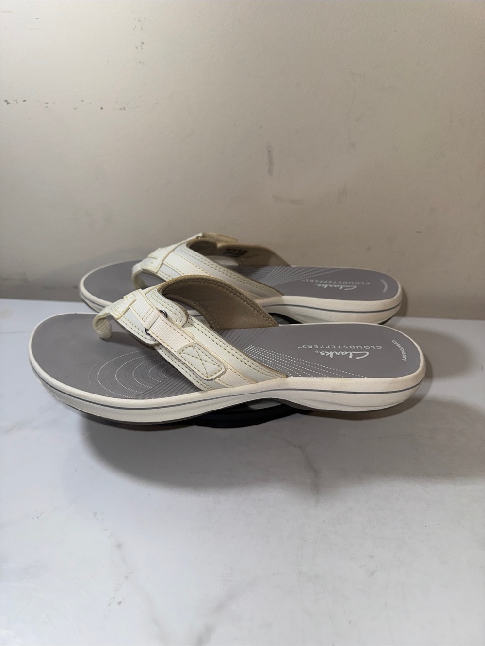 “SOLD” Clarks Cloudsteppers Breeze Sea Women's White Cushioned Thong Sandals 7M